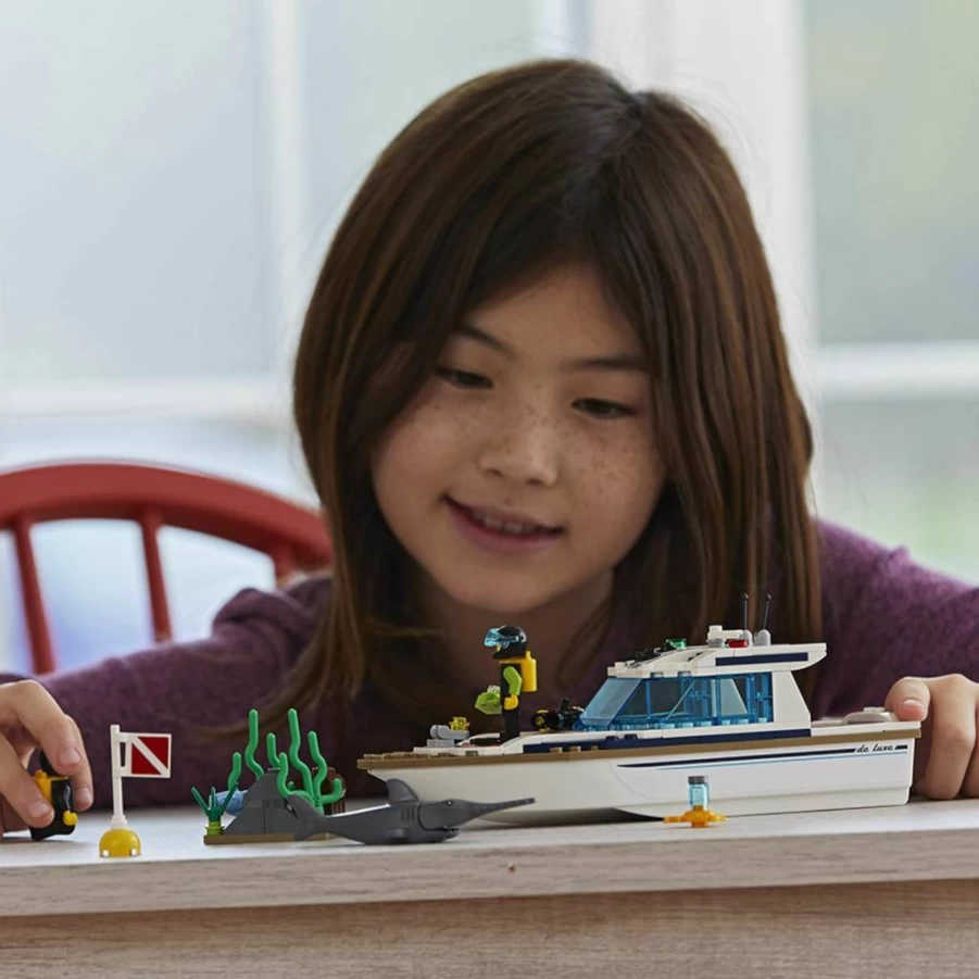 LEGO City Great Vehicles Diving Yacht 60221 Building Kit with Mini Submarine (148 Pieces) for Kids Creative Play